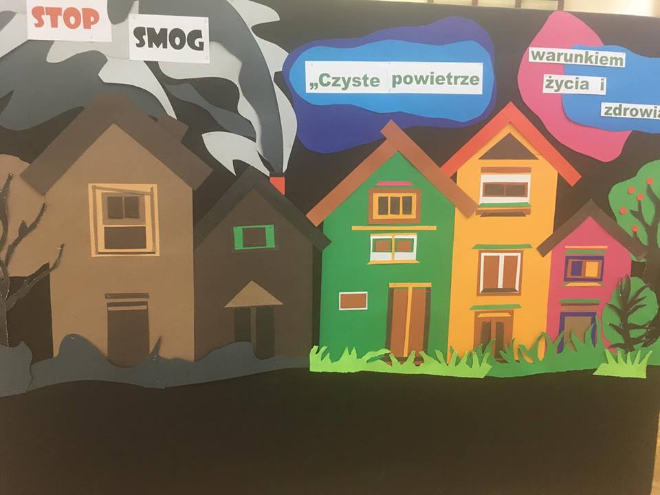 Obrazek przedstawia grafikę z budynkami domów podzielonych na dwie kategorie. Pierwsza od lewej to domy w ciemych kolorach, a nad nimi napis Stop smor, druga, po lewej to kolorowe budynki, a nad nimi napis Czyste powietrze warunkiem życia i zdrowia. 